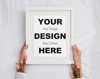 Op de afbeelding: Een wit fotolijstje met een witte passe-partout en een witte achtergrond. De tekst "YOUR DESIGN" is in zwart op de witte achtergrond gedrukt. De tekst "Any Design" is in zwart onder het woord "YOUR" gedrukt en de tekst "Any Colour" is in zwart onder het woord "DESIGN" gedruckt.