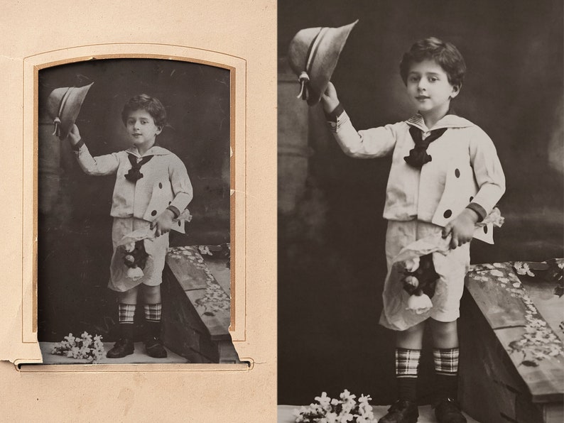 Pu&ograve; includere: Una fotografia in bianco e nero di un bambino piccolo che indossa un abito da marinaio e tiene un cappello. &Egrave; in piedi davanti a uno sfondo con fiori.