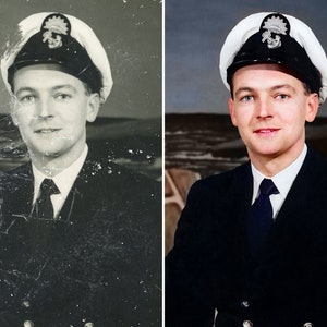 Pu&ograve; includere: Una foto in bianco e nero di un uomo in uniforme blu scuro con un cappello bianco e una cravatta nera. La foto &egrave; stata restaurata a colori.