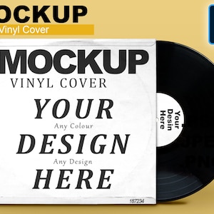 Op de afbeelding: Een mockup van een vinylplaat en de hoes. De witte hoes toont de tekst "MOCKUP VINYL COVER YOUR DESIGN HERE" in zwart. Een zwarte vinylplaat is gedeeltelijk zichtbaar, met een wit label met de tekst "Your Design Here".
