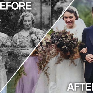 Puede incluir: Una foto en blanco y negro de una fiesta de bodas ha sido coloreada. La novia y el novio caminan por el pasillo, la novia lleva un ramo de flores. Dos damas de honor est&aacute;n de pie detr&aacute;s de ellos.