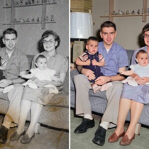 Pu&ograve; includere: Una foto in bianco e nero di una famiglia di quattro persone sedute su un divano. I genitori tengono in braccio un bambino ciascuno. La foto &egrave; stata colorata.