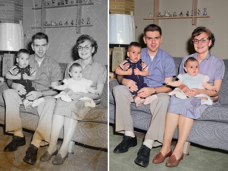 Pu&ograve; includere: Una foto in bianco e nero di una famiglia di quattro persone sedute su un divano. I genitori tengono in braccio un bambino ciascuno. La foto &egrave; stata colorata.