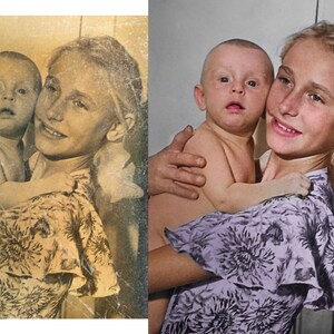 Puede incluir: Una foto vintage en blanco y negro de una joven que sostiene a un beb&eacute;. La ni&ntilde;a sonr&iacute;e y el beb&eacute; mira a la c&aacute;mara. La foto est&aacute; descolorida y tiene algunas rasgaduras.