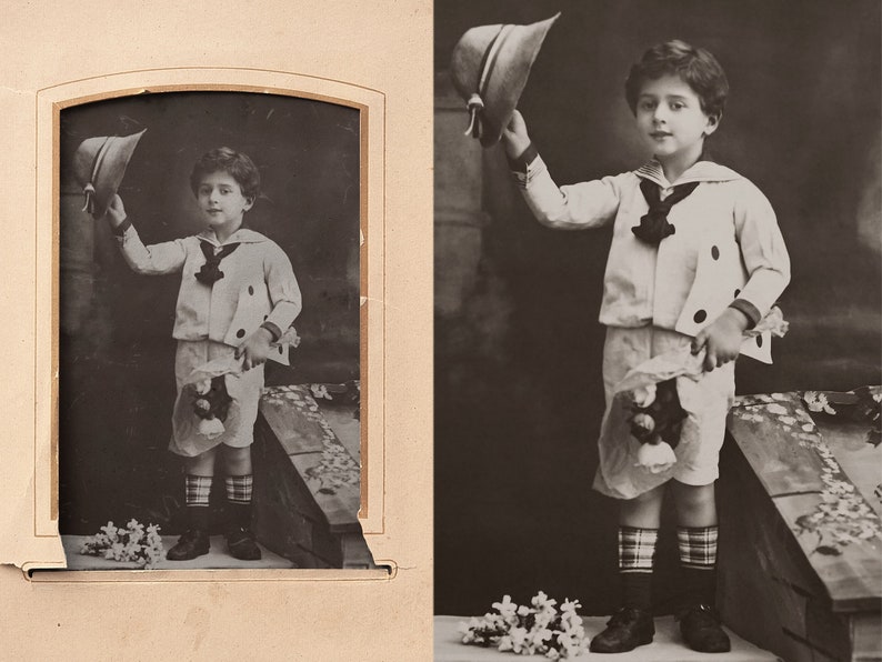Puede incluir: Una fotograf&iacute;a en blanco y negro de un ni&ntilde;o peque&ntilde;o con un traje de marinero y sosteniendo un sombrero. Est&aacute; de pie frente a un fondo de flores.