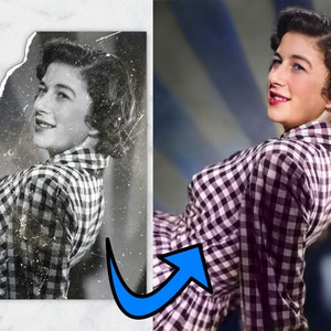 Puede incluir: Una fotograf&iacute;a en blanco y negro de una mujer con una camisa a cuadros. La fotograf&iacute;a est&aacute; descolorida y tiene algunos desgarros.