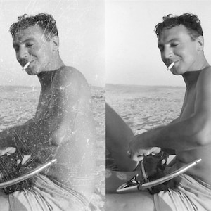 Pu&ograve; includere: Una fotografia in bianco e nero di un uomo seduto su una spiaggia, con una sigaretta in bocca. Indossa una camicia bianca e pantaloncini corti. La fotografia &egrave; sbiadita e presenta graffi.