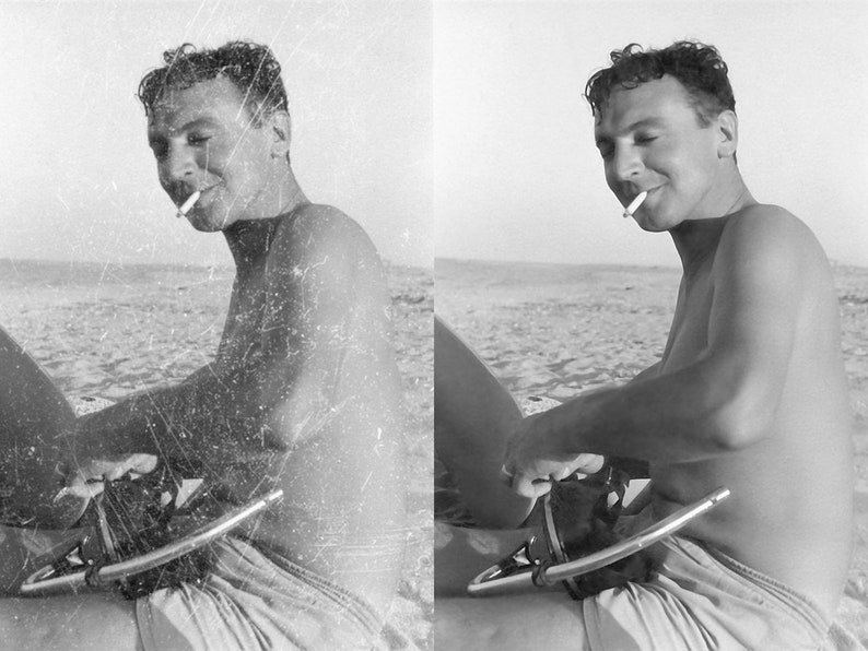 Pu&ograve; includere: Una fotografia in bianco e nero di un uomo seduto su una spiaggia, con una sigaretta in bocca. Indossa una camicia bianca e pantaloncini corti. La fotografia &egrave; sbiadita e presenta graffi.