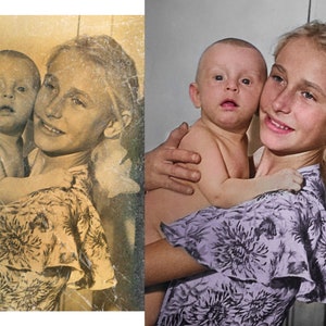 Pu&ograve; includere: Una foto vintage in bianco e nero di una ragazza che tiene in braccio un bambino. La ragazza sorride e il bambino guarda la fotocamera. La foto &egrave; sbiadita e presenta alcuni strappi.