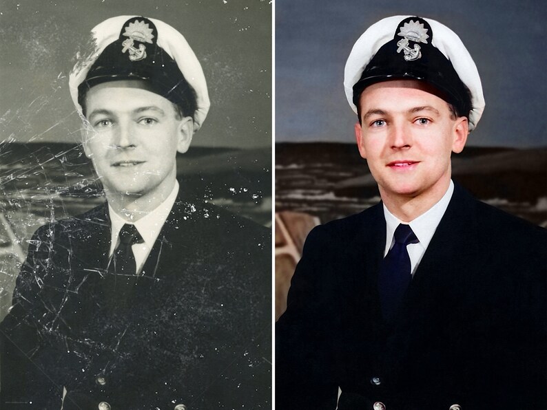 Puede incluir: Una foto en blanco y negro de un hombre con un uniforme azul marino, un sombrero blanco y una corbata negra. La foto ha sido restaurada a color.