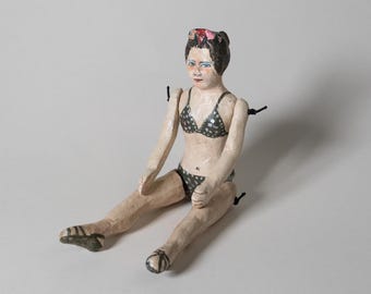 Muñeca hecha a mano en papel maché.