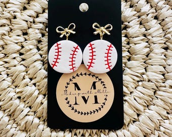 Kolczyki w kształcie baseballu ze złotymi kokardkami
