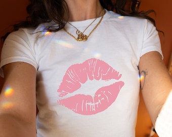キス リップス ベビー T シャツ、Y2K ベビー T シャツ、コケット シャツ、エステティック シャツ、90 年代ベビー T シャツ、クロップ トップ、ボトックス パーティー、メッドスパ シャツ、インジェクター T シャツ