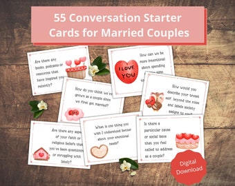 以下が含まれることがあります： 結婚したカップル向けの会話のきっかけとなる55枚のカードセット。カードには、さまざまなイラストと質問が描かれており、有意義な会話を促します。カードは白地にピンクと赤のカラーリングで印刷されています。
