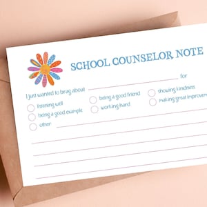 Könnte beinhalten: Eine druckbare Notiz für einen Schulberater mit einer bunten Gänseblümchen-Illustration. Die Notiz enthält eine Checkliste mit Gründen, um mit einem Schüler zu prahlen, wie z. B. gut zuhören, ein guter Freund sein und fleißig arbeiten.