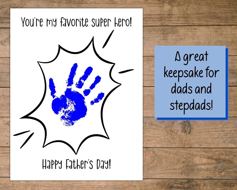 Peut inclure: Une carte blanche avec une empreinte de main bleue dans une bulle de dialogue de style bande dessin&eacute;e noir et blanc. La carte dit "You're my favorite super hero!" et "Happy Father's Day!" Une note bleue sur le c&ocirc;t&eacute; droit de la carte dit "A great keepsake for dads and stepdads!"