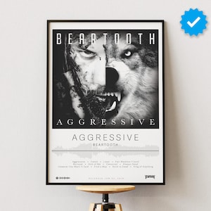 Puede incluir: Un póster en blanco y negro con un lobo y la cara de un hombre, ambos con la boca abierta mostrando los dientes. El póster tiene el texto "BEARTOOTH AGGRESSIVE" en la parte superior y "AGGRESSIVE BEARTOOTH" en la parte inferior. El póster también incluye una lista de títulos de canciones.