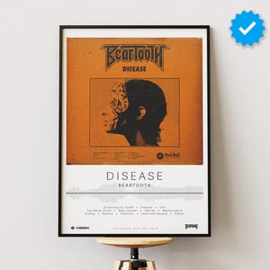 Puede incluir: Póster enmarcado con la portada del álbum "Disease" de Beartooth. La obra de arte tiene un fondo naranja con la silueta negra de una cabeza. El nombre de la banda y el título del álbum se muestran en negrita.