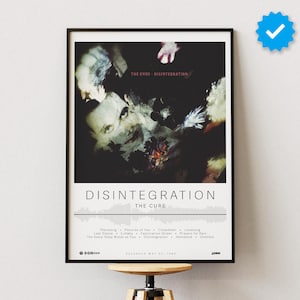 Könnte beinhalten: Ein Schwarzweiß-Poster mit einem Foto eines Gesichts und dem Text "Disintegration" und "The Cure". Das Poster enthält auch eine Liste der Songs auf dem Album.