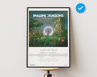 Puede incluir: Un póster enmarcado con un marco negro y un fondo blanco. El póster presenta una foto de un hombre caminando por un bosque con una ciudad en el fondo. El texto "Imagine Dragons Origins" está impreso en la parte superior del póster. El texto "Origins Imagine Dragons" está impreso en la parte inferior del póster. El póster también incluye una lista de canciones del álbum.