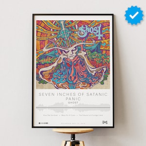Puede incluir: Un póster enmarcado en negro con un diseño psicodélico colorido que presenta una calavera con una corona y el texto "Ghost" y "Seven Inches of Satanic Panic".