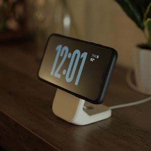 Minimalistischer MagSafe Ladeständer: iPhone Nachttischdock