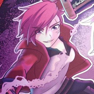 以下が含まれることがあります： ピンクの髪と赤いジャケットを着たキャラクターのアニメスタイルのイラストが描かれた長方形のプレイマット。キャラクターの分割画像と紫とピンクの背景が含まれています。赤いサイコロがマットの上にあります。