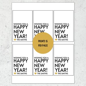 Op de afbeelding: Zes printbare cadeaulabels met een gouden hart en de tekst "Wishing you a Happy New Year!" gevolgd door "The Smiths". De tekst "Prints 6 per page" staat in een gouden cirkel.