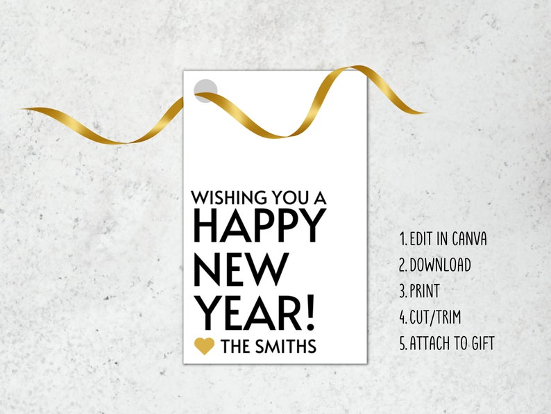 Op de afbeelding: Een wit cadeau-etiket met gouden tekst die "Wishing you a Happy New Year!" en "The Smiths" zegt. Een gouden hartje staat naast de naam. Instructies voor het bewerken, downloaden, afdrukken, knippen en bevestigen van het etiket aan een cadeau staan ​​aan de rechterkant van het etiket.