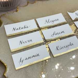 Handgeschriebene Tischkarten mit Goldrand für Hochzeiten