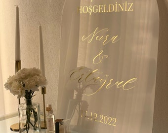 Willkommensschild mit Bogen zur Hochzeit aus Acrylglas, personalierbar mit Namen, Datum und individuellen Wünschen