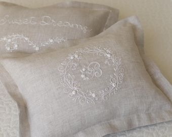 Cuscino per neonati in lino bianco ricamato a mano personalizzato: un regalo ricordo senza tempo