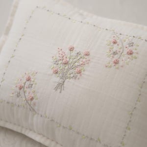 Fronha de bebê bordada à mão com padrão floral, presente de chá de bebê, presente para recém-nascido, presente de berço para chá de bebê, fronha bordada