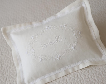 Cuscino per neonati in lino personalizzato e ricamato a mano – Decorazione per cameretta color bianco sporco