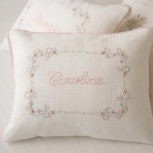 Naam geborduurde babykussensloop, met de hand geborduurde kussensloop babymeisje, gepersonaliseerd babycadeau, nieuwe babycadeau, kussensloop op maat cadeau