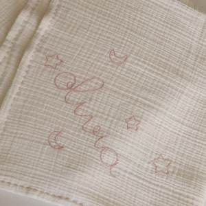 Pasgeboren inbakerdoek, 8-laags handgeborduurde mousseline babydeken, gepersonaliseerde handgeborduurde babydeken, deken met naam, babycadeaudeken