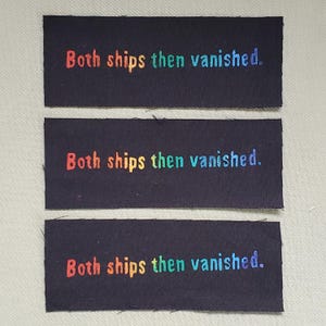Peut inclure: Trois écussons de tissu noir avec le texte "Both ships then vanished." Le texte est en couleurs arc-en-ciel. Les écussons sont rectangulaires et disposés verticalement.