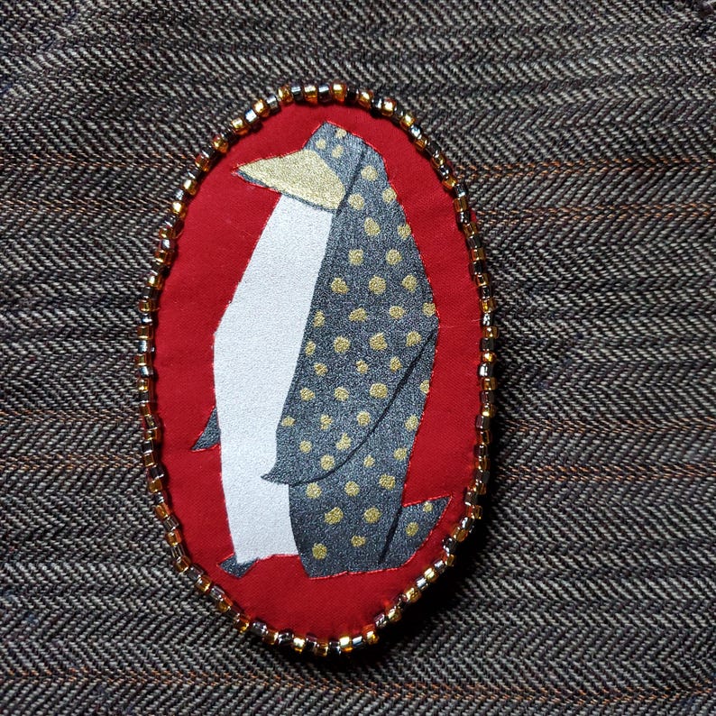 Gotham Penguins Eat Fish pin black/gold image 1