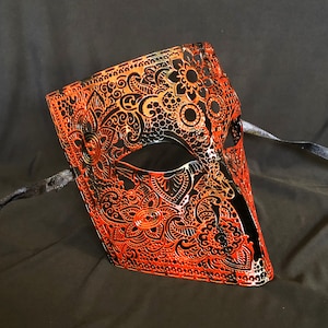 Máscara de baile de máscaras veneziana estilo vintage vermelha e preta