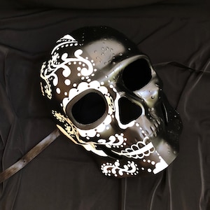 Máscara del Día de los Muertos Calavera de Azúcar en Blanco y Negro