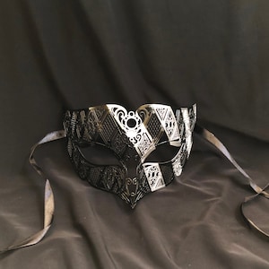 Máscara masculina de máscaras veneziana de luxo prateada preta