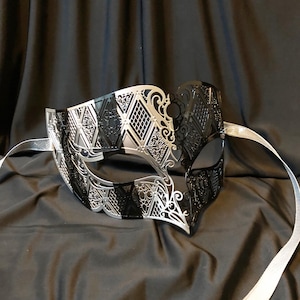 Maschera veneziana in metallo per uomo, in argento e nero