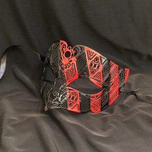Máscara de mascarada de metal para hombre con rayas rojas y negras