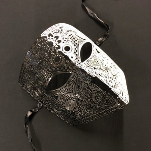Men&#39;s black and white Masquerade metal mask