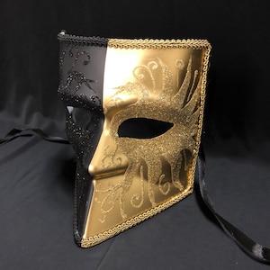 Máscaras de baile venezianas douradas e pretas masculinas