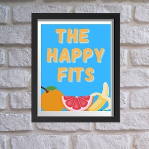 Może przedstawiać: Oprawiony wydruk artystyczny ze słowami "THE HAPPY FITS" w pomarańczowych literach na niebieskim tle. Wydruk przedstawia ilustracje pomarańczy, grejpfruta i banana. Rama jest czarna.