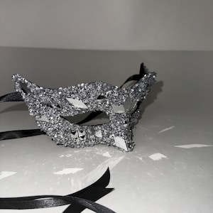 MaKara Masquerade Mirror Mask, available in different colors. Comes with Comfort Plus, Elastic Band and Holding Stick Available.