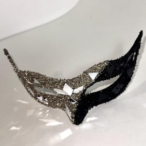 Silver/Black MaKara Mirror Mask, masquerade, crushed stones, with comfort plus. Elastic Band and holding stick optional.