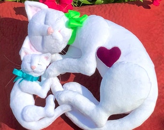Handmade Realistic Sleeping Mother Cat and Kitten Plushies With Little Mouse, Cat Lover Gift, Sleeping Cat Décor, Realistic White Cat Doll