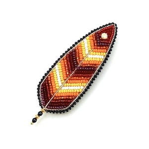 Épingle plume en perles faite main inspirée du symbolisme des peuples autochtones, broche plume en perles faite main, épingle plume brodée